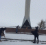 Молодёжные активисты организовали очистку от снега территории у памятника «Героям фронта и тыла 1941-1945гг.» - Администрация Энгельского района